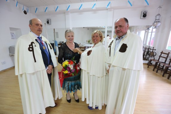 ANA FERNÁNDEZ GRELA RECIBE LA INSIGNIA DE LA ORDEN DEL CAMINO DE SANTIAGO • EL ACTO TUVO LUGAR EN EL PROPIO LAR GALLEGO, QUE CELEBRÓ AYER EL DÍA DE SANTIAGO APÓSTOL CON UNA FIESTA TÍPICA GALLEGA