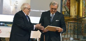 El presidente del Centro Segoviano de Madrid, Antonio Horcajo Matesanz, entrega el premio al italiano Giuseppe Cristinelli.