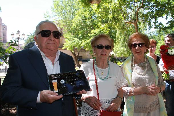 EL PREMIO AL «FINO SEGUNTINO» PARA SU INVENTOR • BONI ANGUITA Y LOS HOSTELEROS DE POSGUERRA, ESTRENAN EL PREMIO AL ‘FINO SEGUNTINO’