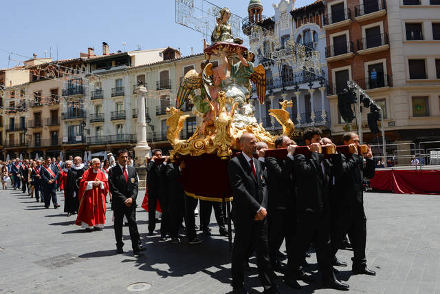 TERUEL REVIVE LA TRADICIÓN DEL SEISADO, UNA INSTITUCIÓN VIGENTE DESDE HACE SEIS SIGLOS • SEIS PAREJAS DESFILARON EN PROCESIÓN JUNTO A LA TALLA DE SANTA EMERENCIANA POR SUS CALLES