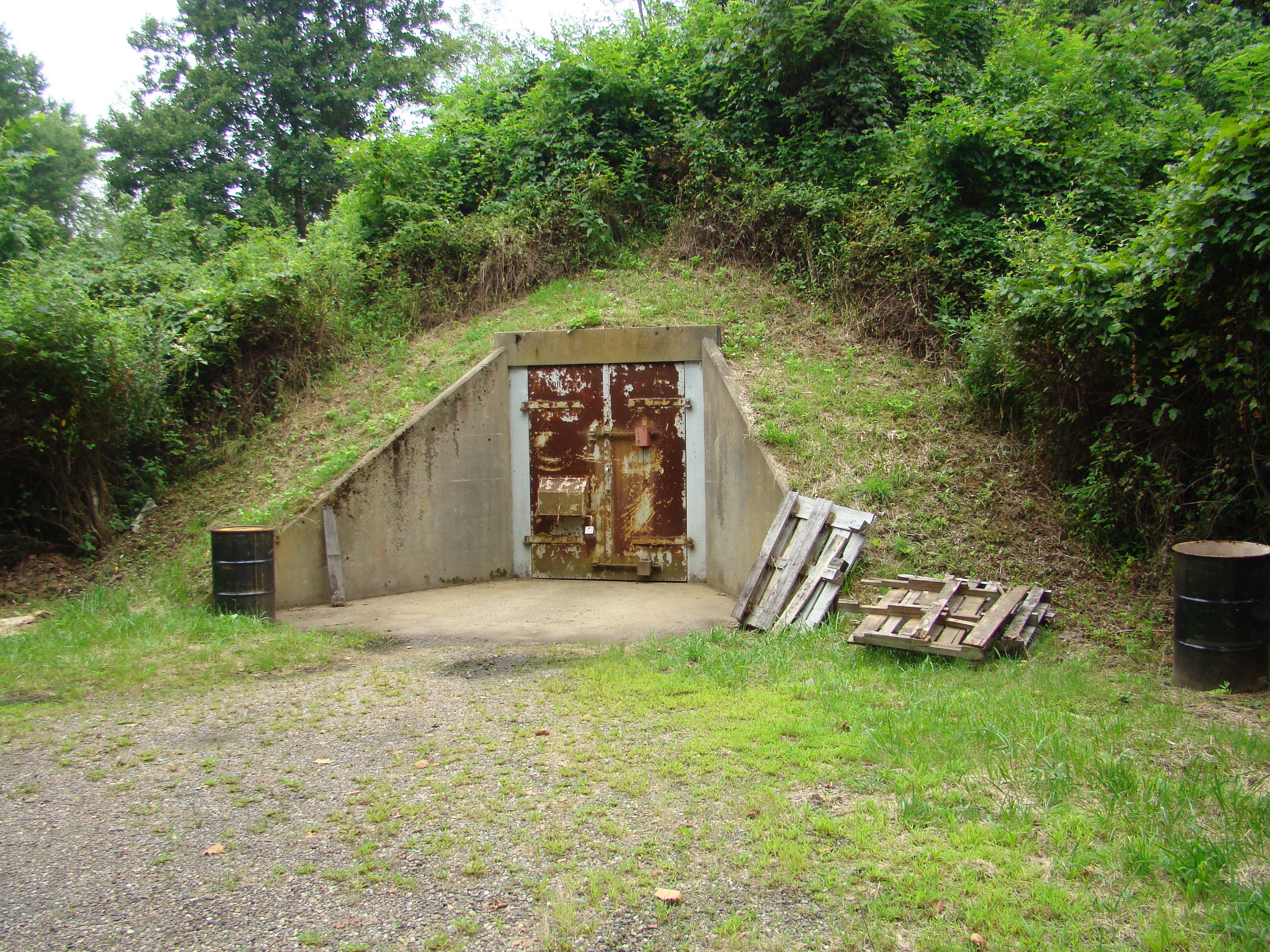 ESCONDRIJOS, CUEVAS; REFUGIOS Y RINCONES