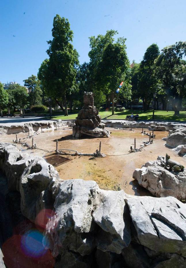 OVIEDO DESTINA 50.000 EUROS A LA REPARACIÓN INTEGRAL DE LA FUENTE DE LAS RANAS • LA INSTALACIÓN DEL PASEO DEL BOMBÉ, QUE FUNCIONA A MEDIO GAS, CUMPLE 140 AÑOS