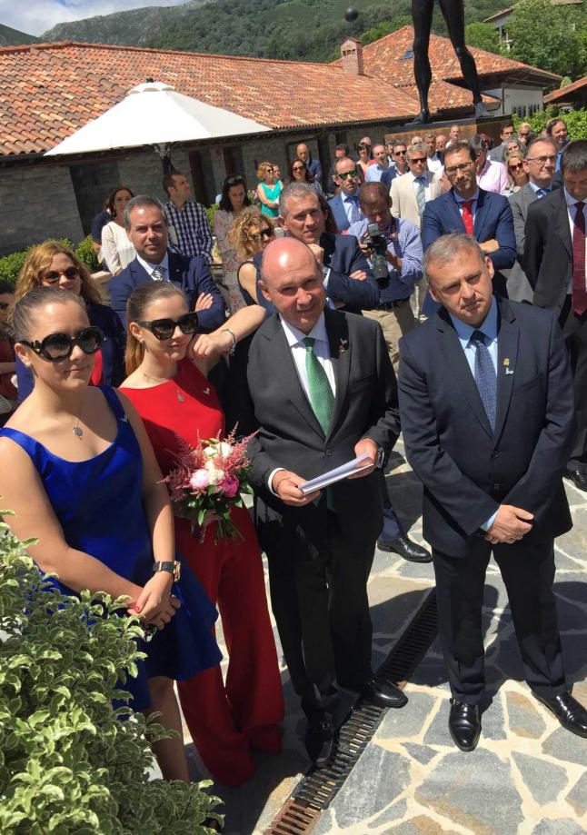 PUEBLOASTUR HACE REALIDAD EL SUEÑO DE «VIVIR EN UNA ALDEA SIN RENUNCIAR A NINGÚN LUJO» • «ES UN PROYECTO PIONERO» ASEGURAN LOS IMPULSORES EN LA INAUGURACIÓN EN COFIÑU