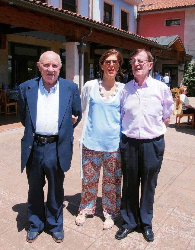 UN VERMÚ EN NOREÑA POR UBALDO • LOS AMIGOS DEL POPULAR HOSTELERO DE OVIEDO, FALLECIDO DÍAS ATRÁS, LE HOMENAJEAN DURANTE UNA FIESTA GASTRONÓMICA EN VILLA CONDAL