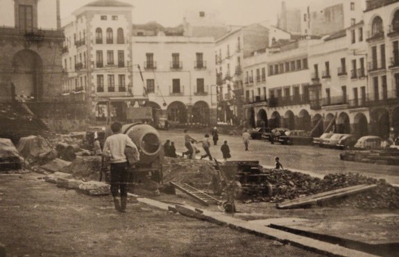 UNA MUESTRA RECOGE LOS CAMBIOS HABIDOS EN LA PLAZA MAYOR • LA EXPOSICIÓN DE FOTOGRAFÍAS PUEDE VERSE EN EL PALACIO DE LA ISLA (CÁCERES) HASTA FINALES DE MES