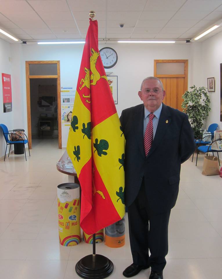 PRESENTACIÓN DE LA BANDERA OFICIAL DE LOBÓN (BADAJOZ) SEGÚN INFORME EMITIDO POR LUIS LISÓN HERNÁNDEZ, SECRETARIO GENERAL DE LA REAL ASOCIACIÓN ESPAÑOLA DE CRONISTAS OFICIALES