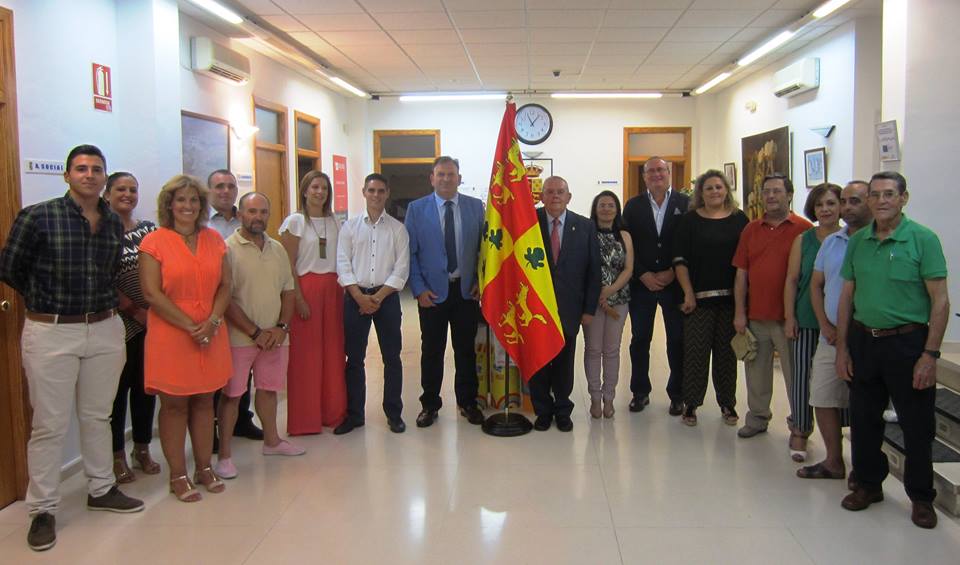 EN UN ACTO INSTITUCIONAL PRESENTÓ LA BANDERA OFICIAL DE LOBÓN (BADAJOZ)