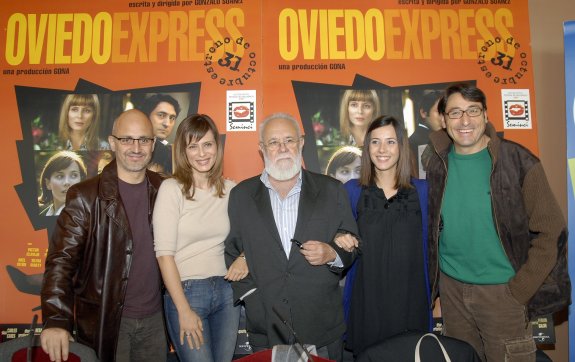 EL RODAJE DE ‘OVIEDO EXPRESS’ EN UNA «CIUDAD DE CINE» • LA PELÍCULA EN UN PRINCIPIO SE IBA A LLAMAR ‘ÉRASE UNA VEZ OVIEDO’, PERO LUEGO SE BAUTIZÓ CON UN NOMBRE MÁS MODERNO. COMIENZA CON UNA CITA DE MARK TWAIN Y ARRANCA CON HUMO Y UN TREN EN LA ESTACIÓN DE RENFE