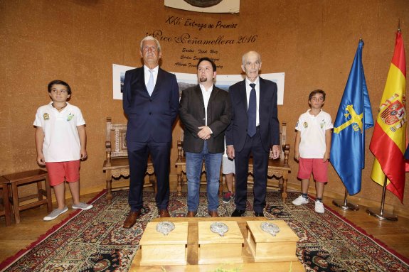 UN «ORGULLO» PARA LOS BOLOS • LOS GALARDONES ENTREGADOS AYER EN PANES (ASTURIAS) RECONOCEN LA LABOR DE ESTAS TRES PERSONAS EN FAVOR DE ESTE DEPORTE TRADICIONAL