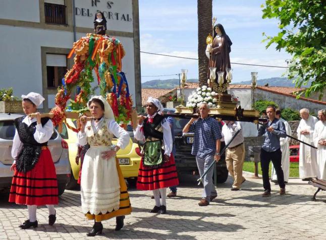 LAS CLARISAS DE LA VILLA HACEN «SELLERA» A SANTA CLARA • UN RAMO CON LOS COLLARES DE LA FIESTA DE LAS PIRAGUAS SALE EN PROCESIÓN EN HONOR DEL PILOÑÉS QUE FINANCIÓ EL MONASTERIO MALIAYÉS