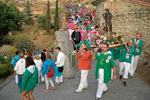 MADRUGADA DE TRADICIONES CON LA COFRADÍA COMO PROTAGONISTA • LA ROMERÍA HASTA LA ERMITA Y EL REPARTO DEL CHOCOLATE MARCARON EL ÚLTIMO DÍA DE SAN ROQUE PARA LAS PEÑAS BILBILITANAS