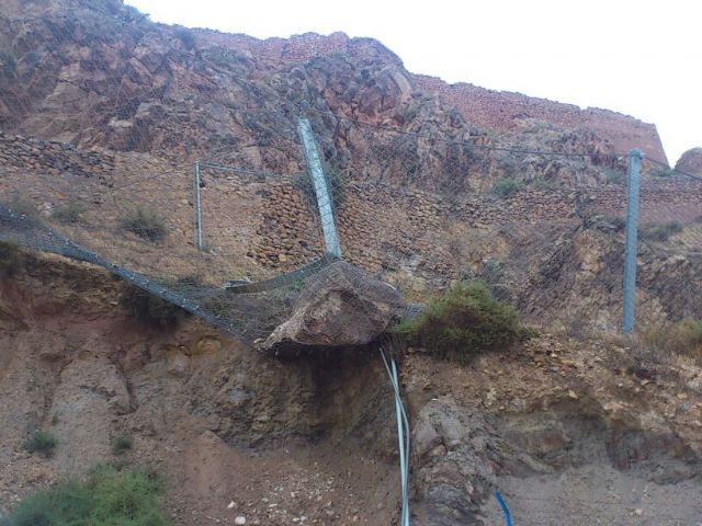 UNA MALLA DE ACERO ABRAZA A LAS ROCAS DEL MONTE