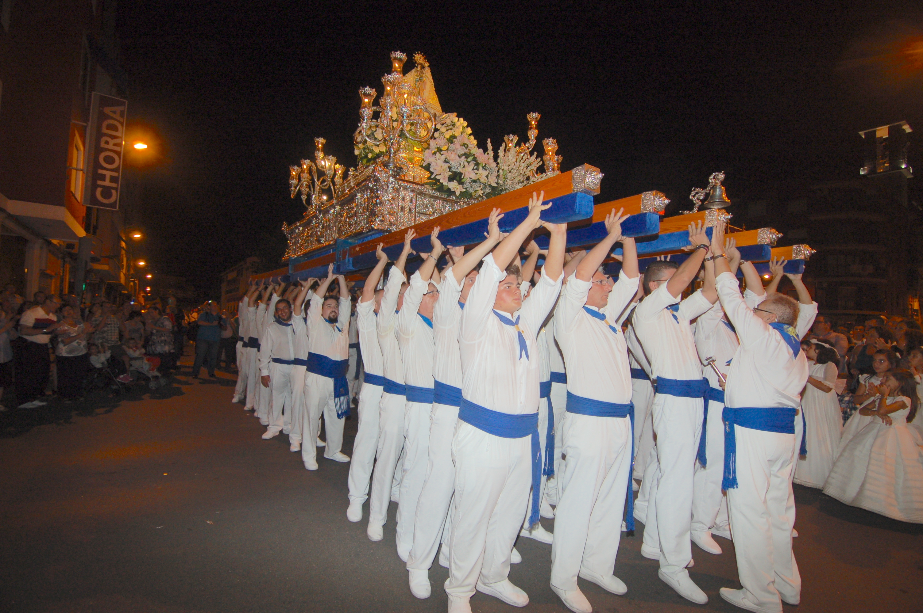 ALZIRA CELEBRA LA FIESTA A SU PATRONA NUESTRA SEÑORA DE LLUCH • AL MISMO TIEMPO SE CONMEMORABA EL CINCUENTENARIO DE SU CORONACIÓN, ACAECIDO EL 22 DE MAYO DE 1966 • OSTENTABA LA PRESIDENCIA DE LA ORGANIZACIÓN DE LA EFEMÉRIDE, AURELIANO LAIRÓN, CRONISTA OFICIAL DE ALZIRA