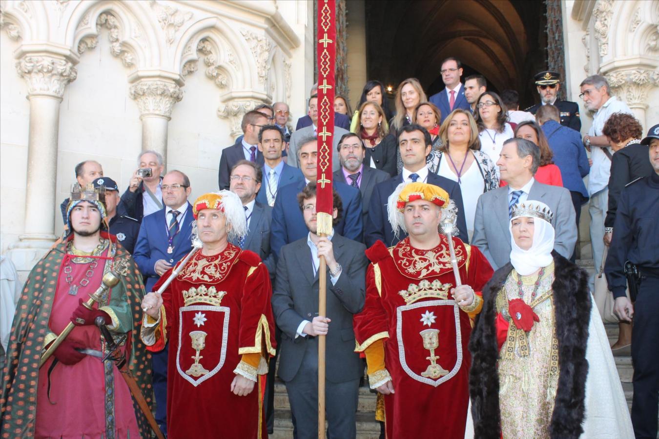 EL EDIL MÁS JOVEN CUMPLE CON LA TRADICIÓN Y DEVUELVE A LA CATEDRAL EL SÍMBOLO DE LA CONQUISTA DE CUENCA • PABLO GARCÍA HA DEPOSITADO EN LA SEO CONQUENSE EL PENDÓN REAL DE ALFONSO VIII Y LEONOR DE PLANTAGENET