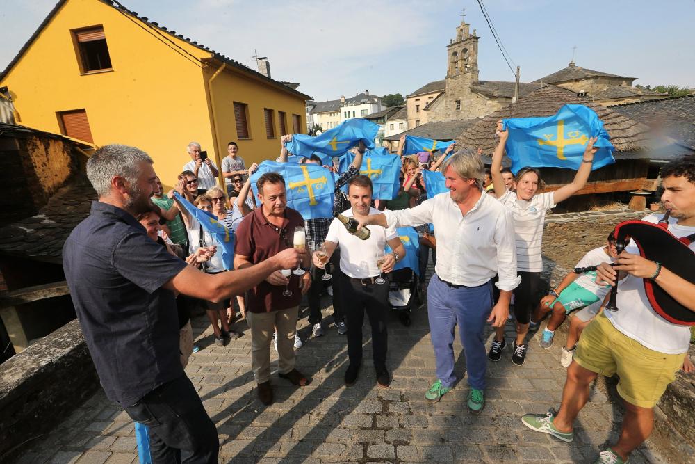 LOS OSCOS (ASTURIAS) CELEBRA EL PREMIO «PUEBLO EJEMPLAR DE ASTURIAS» 2016 • LOS VECINOS ENGALANAN LA PLAZA DE LAS INFANTAS, EN SAN MARTÍN