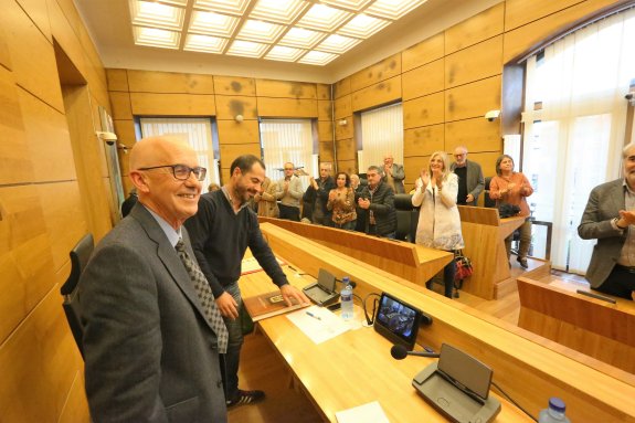 EL ACTOR Y DIRECTOR ETELVINO VÁZQUEZ YA ES HIJO PREDILECTO DE SIERO (ASTURIAS) • EL FUNDADOR DE TEATRO DEL NORTE, DE LUGONES, GARANTIZA SU COMPROMISO «PARA CONSEGUIR QUE NINGÚN VECINO SE QUEDE SIN IR AL TEATRO» «EL TEATRO DEBE SER UN BIEN CULTURAL DE PRIMER ORDEN PARA TODO SIERO»