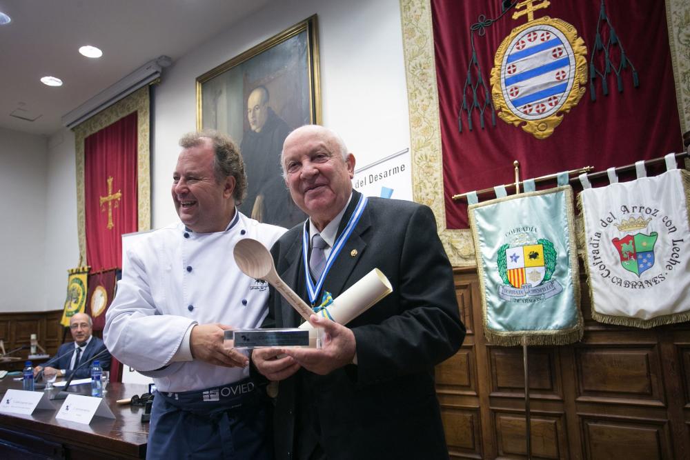 EL RANCHO MILITAR QUE PIDE UNA CALLE DE OVIEDO • LA COFRADÍA DEL DESARME CELEBRA SU CUARTO CAPÍTULO E INCORPORA A TRES NUEVOS COFRADES DE HONOR EN UN ACTO FINALIZADO EN LA MESA