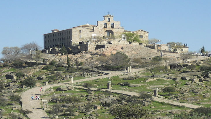 POLÉMICA EN ANDÚJAR POR LA PROPUESTA PARA RETIRAR 565 SÍMBOLOS FRANQUISTAS DE LA CIUDAD • DESACUERDO SOBRE EL MODO DE PROCEDER EN EL SANTUARIO DE LA VIRGEN DE LA CABEZA