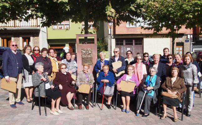 LA VILLA CONDAL DE NOREÑA (ASTURIAS) HONRA SU PASADO ZAPATERO • «LA HOSTELERÍA DEBERÍA RECUPERAR EL MENÚ DE SAN CRISPÍN», ANIMAN LOS ASISTENTES AL HOMENAJE MUNICIPAL A LOS ARTESANOS