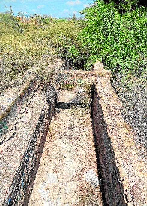 LA JUNTA DE HACENDADOS PAGARÁ LA LIMPIEZA DEL HISTÓRICO ACUEDUCTO DE LOS ARCOS • CULTURA AUTORIZA A LOS REGANTES A RETIRAR LOS ESCOMBROS Y LA MALEZA DE ESTE BIC QUE HA SIDO OBJETO DE DIVERSOS ACTOS VANDÁLICOS