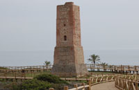 VIGILANTES DE LA HISTORIA DE MARBELLA • LAS TORRES VIGÍA COMPONÍAN UN CORDÓN DE DEFENSA EN CADENA DEL LITORAL FRENTE A LOS ATAQUES DE LOS PIRATAS, DEL QUE MARBELLA CONSERVA SEIS