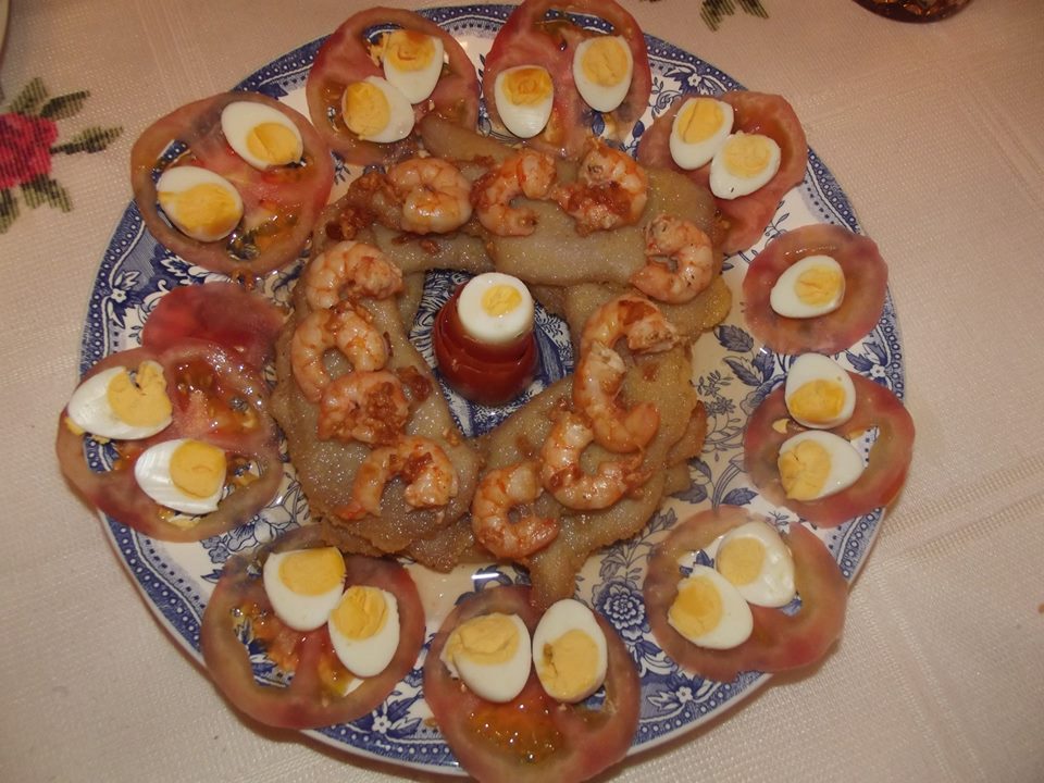 ESCALOPINES DE PEZ ESPADA CON LANGOSTINOS AL AJILLO Y TOMATE CON HUEVOS DE CODORNIZ