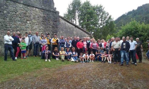 DOS PUEBLOS EJEMPLARES • SINARIEGA Y BODE OPTAN A HACERSE CON ESTE PREMIO QUE DESDE HACE CUATRO AÑOS CONCEDE EL CONSISTORIO DE PARRES (ASTURIAS)