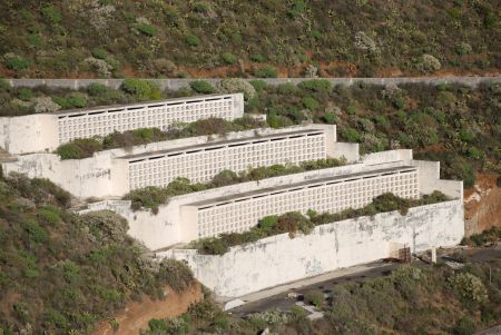 LAS ROSAS: EL CEMENTERIO DE LOS LLANOS DE ARIDANE (CANARIAS) QUE NUNCA TUVO FLORES … NI DIFUNTOS • LOS GEÓLOGOS TELESFORO BRAVO Y JUAN COELLO DETERMINARON QUE HABÍA PROBLEMAS EN LA CIMENTACIÓN DE LA OBRA