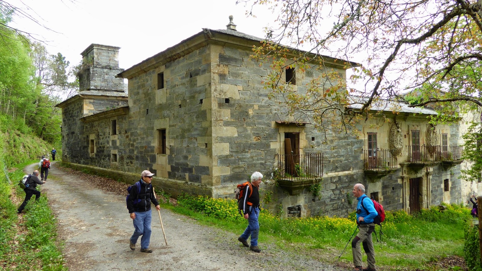 SAN MARTÍN DE OSCOS (ASTURIAS) EMPEZARÁ A COBRAR EN 2017 POR LAS VISITAS GUIADAS AL PALACIO DE MON • EL GOBIERNO LOCAL SEGUIRÁ NEGOCIANDO CON EL PRINCIPADO PARA DISEÑAR «UN PROYECTO POTENTE» QUE IMPULSE EL INMUEBLE