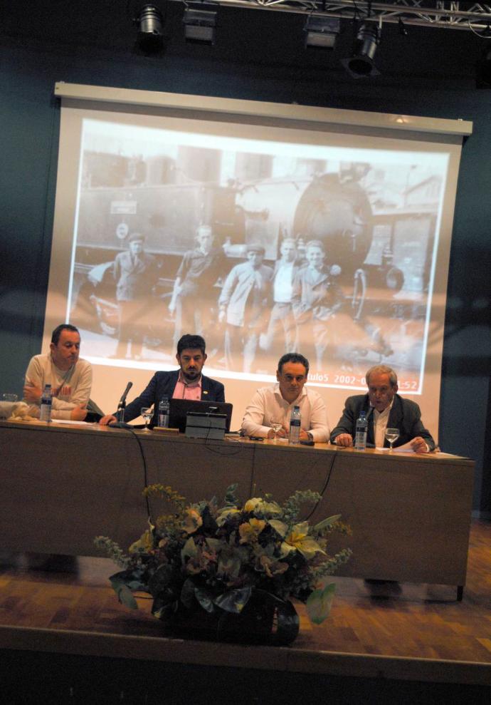 JUAN CAÑAL: «LA PLANIFICACIÓN DEL TREN PARECE HECHA POR LA COMPETENCIA DE LA CARRETERA» • EL ALCALDE RECLAMÓ INVERSIONES EN LA RED DE CERCANÍAS EN LA CHARLA QUE CELEBRÓ LOS 150 AÑOS DE LA LLEGADA DEL FERROCARRIL A NAVA (ASTURIAS)