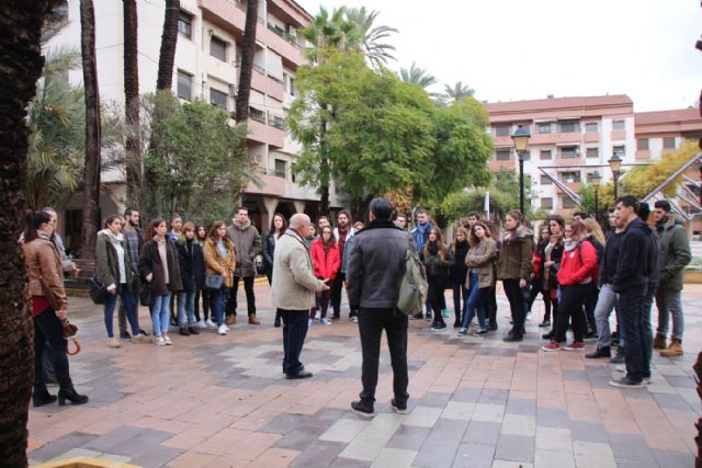 ALUMNOS DE LA UMU VISITAN ALHAMA PARA REALIZAR UN PROYECTO SOBRE EL FUTURO BALNEARIO