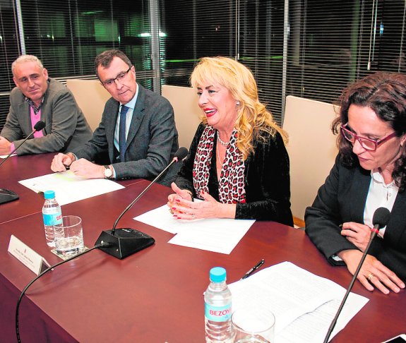 NACE LA ASOCIACIÓN DE VECINOS DE ABENARABI • HASTA UN CENTENAR DE PERSONAS ARROPARON LA PRESENTACIÓN DEL NUEVO GRUPO, QUE INAUGURÓ EL SALÓN DE ACTOS DEL EDIFICIO DE URBANISMO