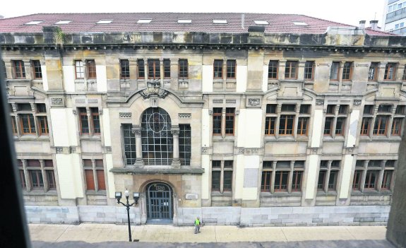 EL EDIFICIO DE LA ANTIGUA ESCUELA DE COMERCIO DE GIJÓN ALBERGARÁ LA BIBLIOTECA DONADA POR LOS HEREDEROS DE PATRICIO ADÚRIZ, QUIEN FUE CRONISTA OFICIAL DE LA CIUDAD