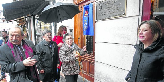 EL AYUNTAMIENTO NEGOCIA LA REEDICIÓN DE LA OBRA DE DOLORES MEDIO • UNA PLACA RECUERDA EL LUGAR DONDE NACIÓ LA ESCRITORA OVETENSE, «UNA MUJER COMPROMETIDA SOCIALMENTE»