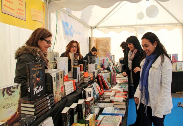 PUERTO LUMBRERAS (MURCIA) ORGANIZA LA PRIMERA FERIA DEL LIBRO CON FIRMAS DE AUTORES LOCALES INSTALADA EN LA CÉNTRICA AVENIDA REGIÓN MURCIANA HASTA EL 23 DE DICIEMBRE