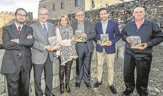 LOS DOS CRONISTAS DE LA CIUDAD REPASAN SU HISTORIA EN ‘200 CRÓNICAS CACEREÑAS’ • ARTÍCULOS DE SANTOS BENÍTEZ FLORIANO Y FERNANDO JIMÉNEZ BERROCAL PUBLICADOS POR ‘EL PERIÓDICO DE EXTREMADURA’