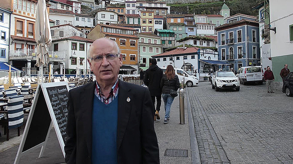 JUAN LUIS ÁLVAREZ DEL BUSTO HACE UN REPASO DE SUS CUARENTA AÑOS COMO CRONISTA OFICIAL DE LA VILLA DE CUDILLERO (ASTURIAS)