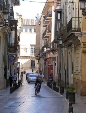 RAFAEL MARTÍNEZ PRESENTA MAÑANA UN VOLUMEN INVENTARIO DE TODAS LAS DENOMINACIONES DE LA CIUDAD Y SU ORIGEN • EL LIBRO QUE DESCRIBE LAS CASI 300 CALLES Y PLAZAS DE XÀTIVA (VALENCIA)