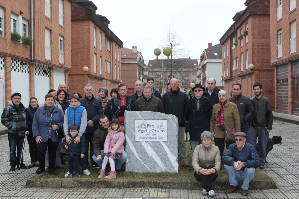 CERVANTES YA TIENE PLAZA EN ARRIONDAS (ASTURIAS) • AYER SE DESCUBRIÓ LA PLACA QUE DA NOMBRE A LA PLAZA MIGUEL DE CERVANTES EN CASTAÑERA