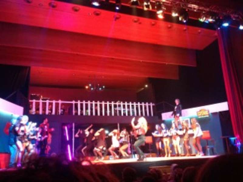 LA AGRUPACIÓN TEATRAL DE LA UNIÓN MUSICAL CASINENSE PRESENTA EN DIRECTO EN EL AUDITORIO DE CASINOS «MÁS DE 100 MENTIRAS» • EL ESPECTÁCULO ESTÁ BASADO EN LAS CANCIONES DE SABINA