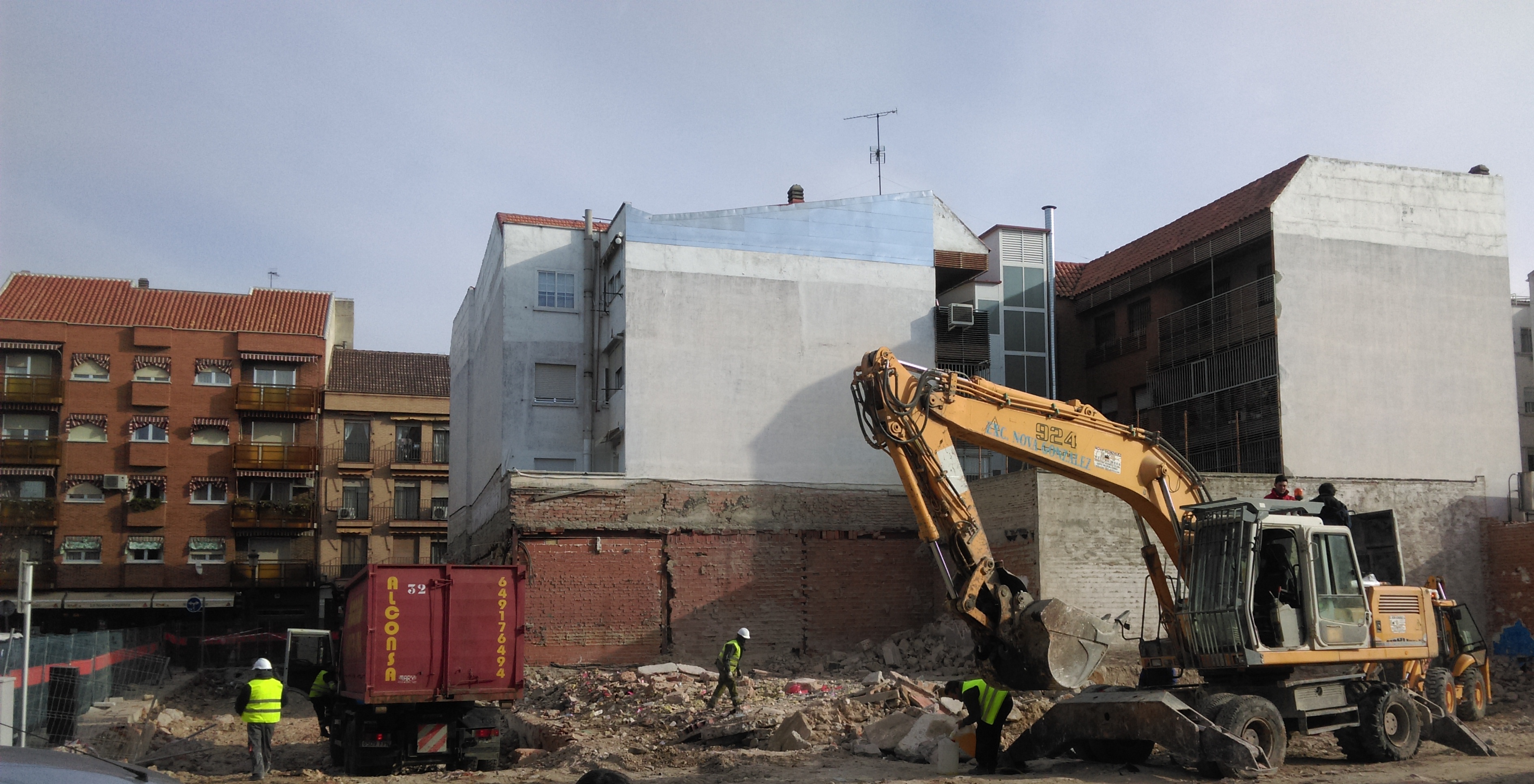 EL AYUNTAMIENTO DE LEGANÉS (MADRID) RECUPERA PARA EL PATRIMONIO MUNICIPAL UNA MEDIA RUEDA DE MOLINO DE PIEDRA DE GRANITO EN LAS OBRAS DE DERRIBO DE LA ANTIGUA DISCOTECA IDEAL