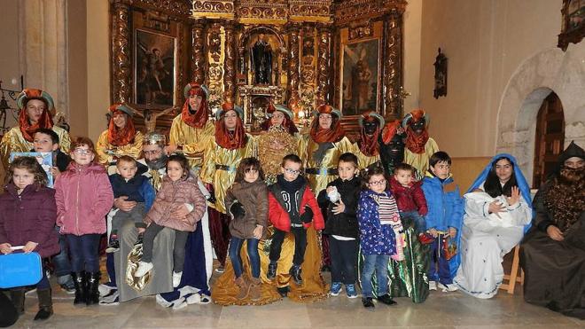 LA CABALGATA DEL NORDESTE DE SEGOVIA LLEVA LA ILUSIÓN A CINCO PUEBLOS • LOS AYUNTAMIENTOS DE FUENTESAÚCO DE FUENTIDUEÑA, FUENTEPIÑEL, TORRECILLA DEL PINAR, FUENTE EL OLMO DE FUENTIDUEÑA Y SAN MIGUEL DE BERNUY MANTIENEN LA COLABORACIÓN DESDE HACE 17 AÑOS