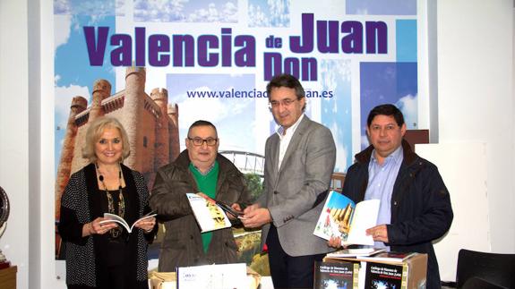 EL CRONISTA OFICIAL DE VALENCIA DE DON JUAN (LEÓN) DONA 600 LIBROS DE SU AUTORÍA AL AYUNTAMIENTO COYANTINO