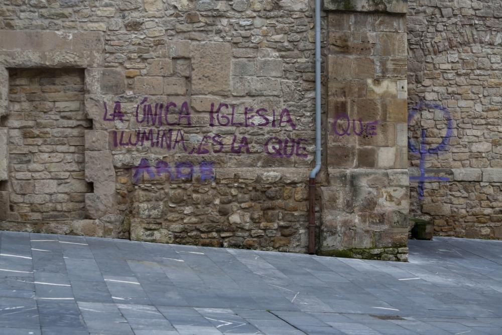 «SON DELEZNABLES», COINCIDEN LOS PARTIDOS Y LOS VECINOS SOBRE LAS PINTADAS EN LAS IGLESIAS DE AVILÉS (ASTURIAS) • «ES VANDALISMO SIN PRECEDENTES», AFIRMA LA EDIL DE CULTURA ACERCA DE LOS LEMAS CONTRA LA RELIGIÓN EN SAN NICOLÁS Y SAN ANTONIO