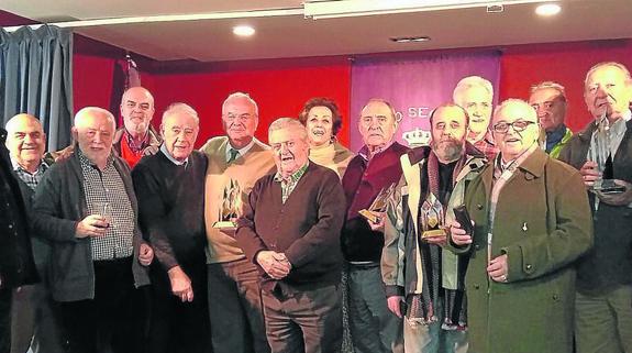 JUANITO ‘EL DE LA TAURINA’ EN EL RECUERDO • EL CENTRO SEGOVIANO DE MADRID DEDICA SU CAMPEONATO DE MUS AL POPULAR HOSTELERO