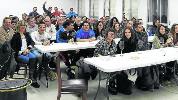 DIVERSIÓN ENTRE COPAS DE VINO EN FUENTEPIÑEL • JAVIER GARCÍA DÍEZ, ‘COTE’, DE BODEGAS ALILIAN, DIRIGIÓ UNA CATA PREVIA A LA CELEBRACIÓN DE SANTA BRÍGIDA