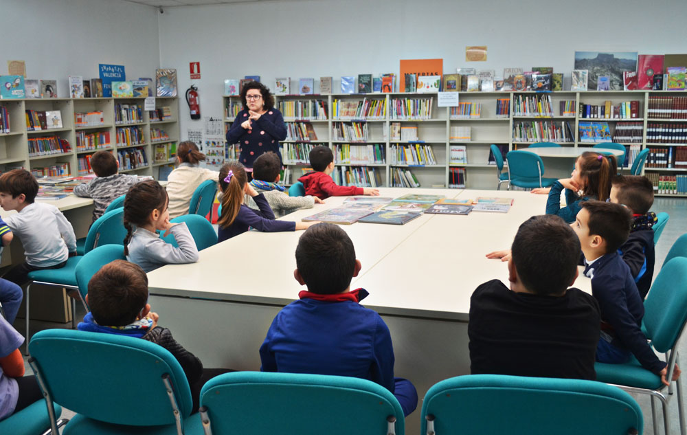 LOS PEQUEÑOS LLENAN LAS BIBLIOTECAS DE PETRER (ALICANTE)