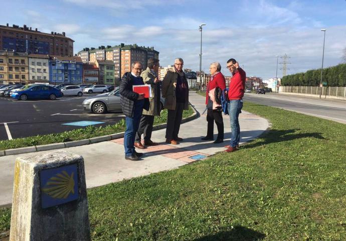 EL CAMINO DE SANTIAGO DEJARÁ DE CONTAR CON PUNTOS NEGROS EN LA CIUDAD DE AVILÉS • LA MEJORA DE LA SEÑALIZACIÓN Y LA INSTALACIÓN DE UN PANEL INFORMATIVO EN LA AVENIDA DE GIJÓN COMBATIRÁN LAS FRECUENTES CONFUSIONES DE LOS PEREGRINOS