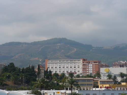 PARQUES DE CEUTA: UNA BARRIADA JOVEN Y TRANQUILA • UBICADA EN LAS INMEDIACIONES DEL CENTRO COMERCIAL PARQUE CEUTA, ESTÁ FORMADA POR CERCA DE 400 FAMILIAS QUE SE DISTRIBUYEN EN TRES FASES DE VIVIENDAS