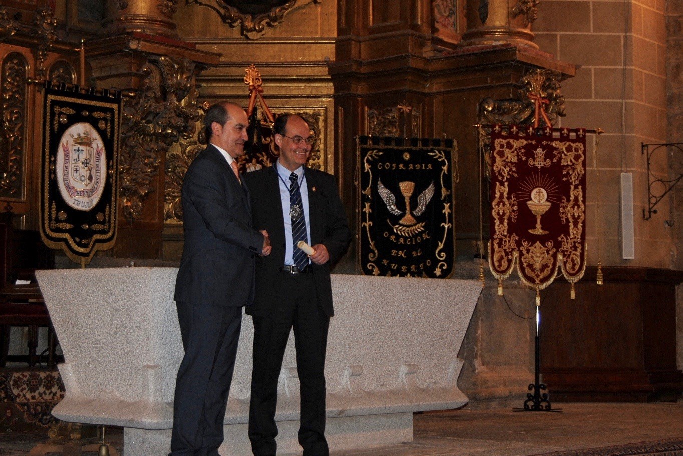 JOSE ANTONIO RAMOS, CRONISTA OFICIAL DE TRUJILLO (CÁCERES), RECIBE LA MEDALLA DE LA JUNTA DE COFRADIAS Y HERMANDADES PENITENCIALES DE LA CIUDAD